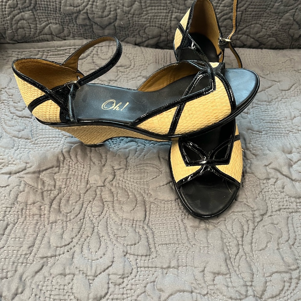 Chic Black and Straw Women's Shoes - Picture 2 of 5